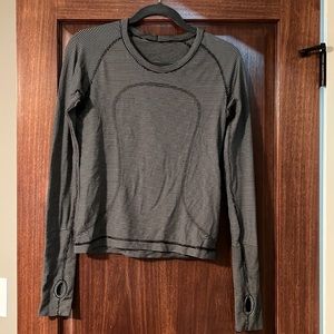 Lululemon size 6 long sleeve